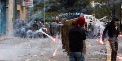 Lanzan objetos contra caravana de Maduro tras desfile militar en Venezuela