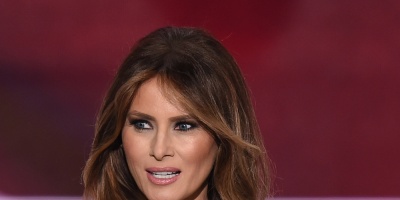 Daily Mail indemniza a Melania Trump por afirmar que fue chica de pago