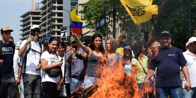 Oposici�n y chavismo se miden en megamarchas bajo alta tensi�n en Venezuela 