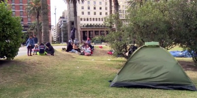 La familia siria que acamp� en Plaza Independencia retorn� a Salto 