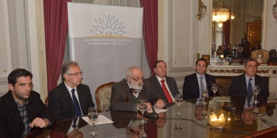 Defensa firm� extensi�n de concesi�n al AIC hasta 2033