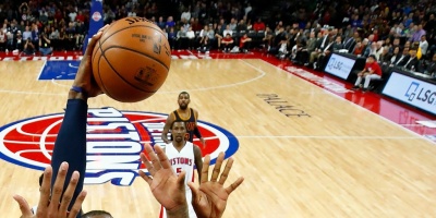 Tras un largo descanso, Curry y Warriors doblegan a Utah Jazz en el Oeste