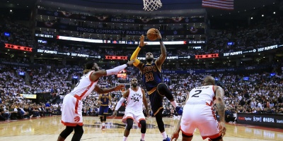 NBA: LeBron y Cavs ponen a Raptors al borde de la eliminaci�n en los playoffs