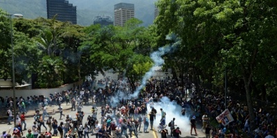 Fuerzas de seguridad lanzan bombas lacrim�genas contra marcha opositora