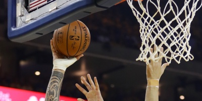 Con actuaciones destacadas de Curry y Green, Warriors vencen a Jazz y barren la serie