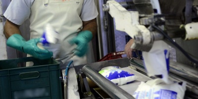 Tiraron mil litros de leche por cami�n que qued� trancado en un camino