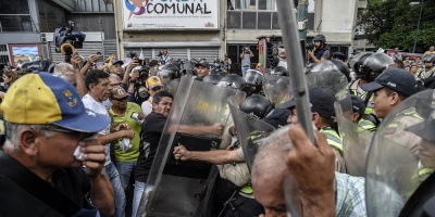 Abuelos desaf�an a Maduro por grave crisis de salud 