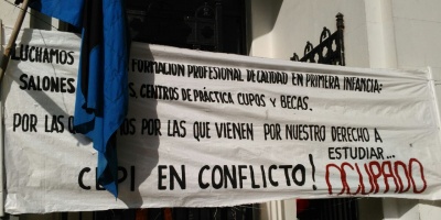 Mantienen la ocupaci�n de institutos de Magisterio