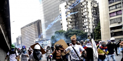 Fallece joven de 15 a�os y suman 43 muertos en protestas en Venezuela 