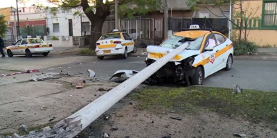 Dos taxis protagonizaron un violento siniestro