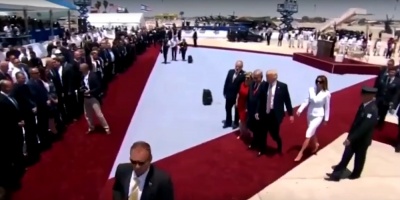 Melania rechaz� la mano de Trump en acto p�blico en un video que se hizo viral