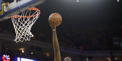 Irving y LeBron unen fuerzas para vencer a los Celtics y acarician la final