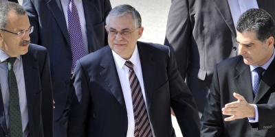 Ex primer ministro griego Papademos herido por artefacto explosivo en su auto