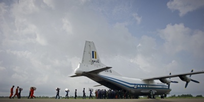 Desaparece avi�n birmano con m�s de cien personas a bordo