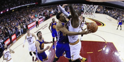 LeBron e Irving mantienen con vida a Cavaliers ante Warriors
