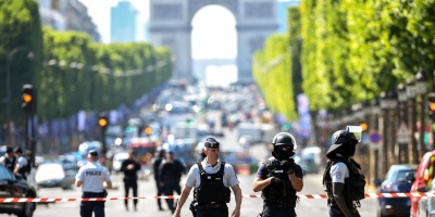 Veh�culo embiste furg�n policial en Campos El�seos de Par�s