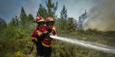 Portugal, de luto, lucha contra el fuego y se pregunta qu� pas�