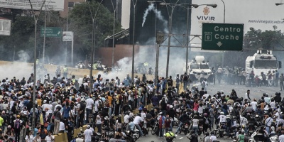 Miles marchan hacia cuarteles en Venezuela en repudio a muertes en protestas