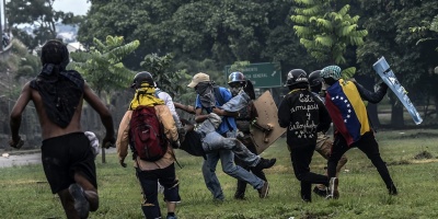 Miles marchan hacia cuarteles en Venezuela en repudio a muertes en protestas