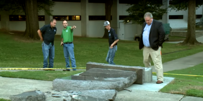 Un coche embiste un pol�mico monumento a los Diez Mandamientos en EEUU