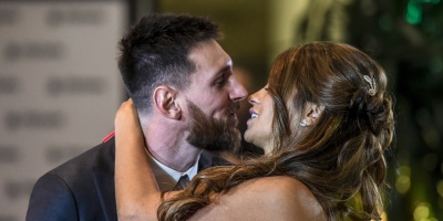Messi y Roccuzzo celebraron su casamiento con un beso frente a las c�maras