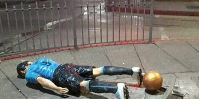 Vandalizan estatua de Luis Su�rez 