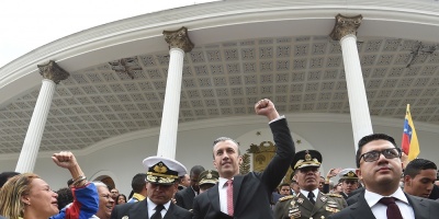 Gobierno venezolano hace sorpresivo acto en sede del Parlamento opositor