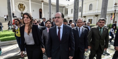 Seguidores de Maduro agredieron a diputados opositores en Parlamento