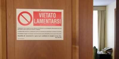 Aviso en la puerta del papa: "Prohibido quejarse"