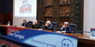 Chomsky brind� conferencia junto a Mujica en la Intendencia
