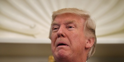 Trump enfrenta nueva crisis con la renuncia de su portavoz