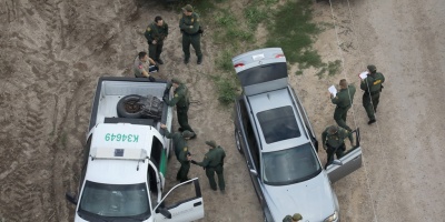 Hallan ocho cad�veres en un cami�n estacionado en un centro comercial de Texas