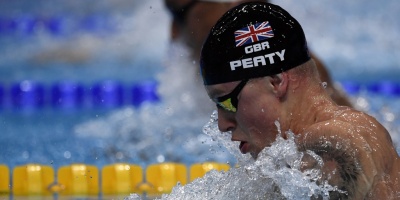 El brit�nico Adam Peaty bate el r�cord mundial masculino de 50 metros braza