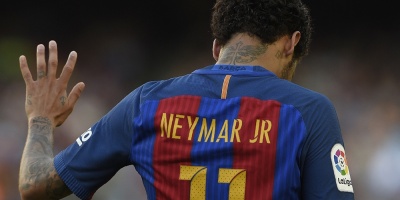 Neymar anuncia su marcha del Bar�a a sus compa�eros