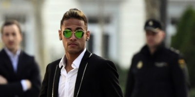 Neymar firma un contrato de cinco a�os con el Par�s SG 