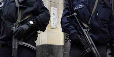 Detenidos dos turistas chinos por hacer el saludo nazi en Berl�n