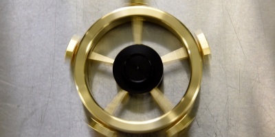 Empresa japonesa saca un "hand spinner" de lujo, que rueda m�s de 12 minutos