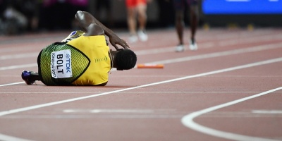 Bolt al suelo, lesionado y sin medalla