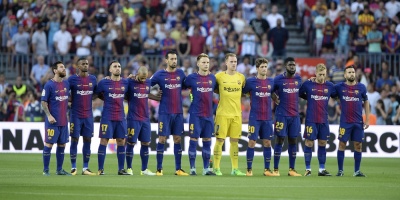 El Barcelona regala el mejor homenaje a su enlutada ciudad