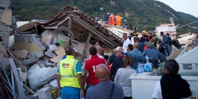 Rescatan a los tres nios sepultados por escombros tras sismo en Ischia, Italia