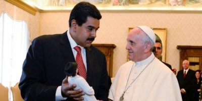 Maduro pide al Papa ayuda contra "amenaza militar" de EEUU