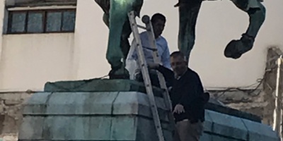 Hombre se subi al monumento el Gaucho en 18 de Julio