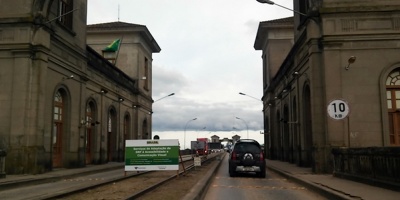 Productores de Brasil bloquearon puente en R�o Branco por ingreso de l�cteos locales