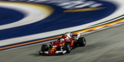 Vettel vuela en Singapur y roba la 'pole' a Verstappen