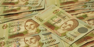 El peso uruguayo se deprecia 0,03 % frente al dlar 