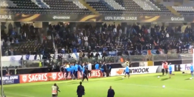 La patada de Evra a un aficionado 