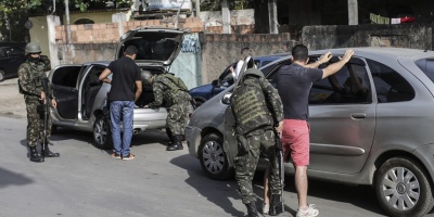 Dos agentes heridos y 6 detenidos en gran operaci�n antidrogas de FFAA en R�o