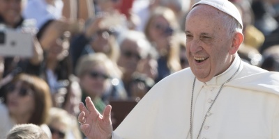 El papa critica el uso de celulares por fieles e incluso obispos durante misas