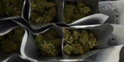 Reponen marihuana en farmacias tras ser suspendida temporalmente