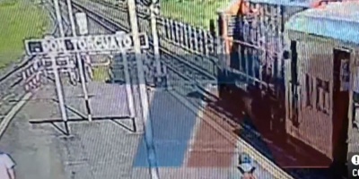 Conmoci�n en Argentina por joven que cay� de un tren tras sufrir un robo